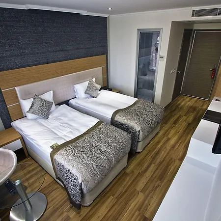 Edis Premier Hotel 3*