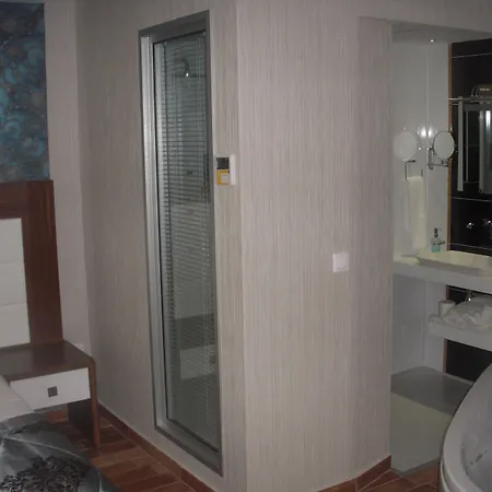 Edis Premier Hotel 3*